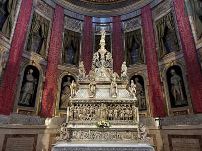 Superiamo un cancello e ci avviciniamo all�imponente sarcofago marmoreo, decorato con numerose figure scolpite che sembrano prendere vita davanti a noi